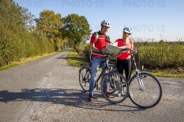 Cyclist, cycle tour in the Dingdener Heide nature reserve, heath and moorland landscape, north of