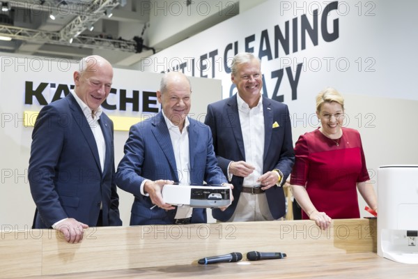 Kai Wegner (Governing Mayor of Berlin, CDU), Olaf Scholz (Chancellor of the Federal Republic of
