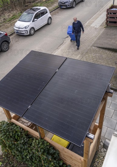 Detached house with various solar modules, in addition to solar panels on the roof of the house,