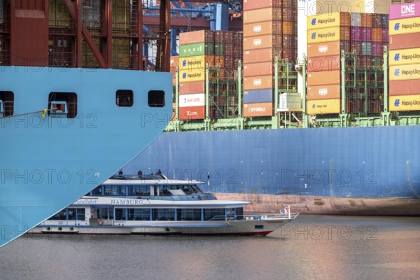 Harbour tour in Waltershofer Hafen, HHLA Container Terminal Burchardkai, HMM Nuri container