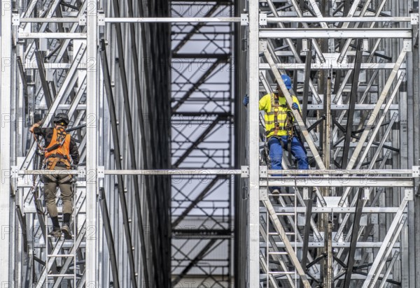 Construction of a high-bay warehouse, storage system for high space utilisation, in steel