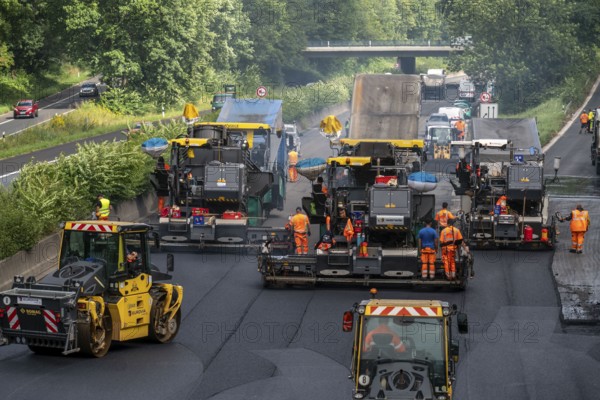 Renewal of the road surface on the A40 motorway between the Kaiserberg junction and Mülheim-Heißen,