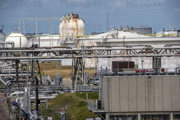 Shell Pernis refinery, largest refinery in Europe, production, logistics and tank facilities,