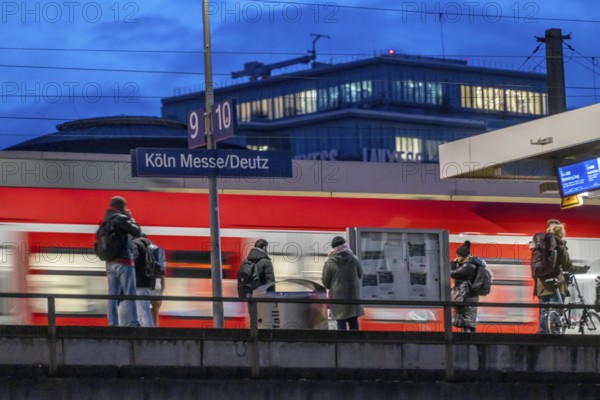 Cologne-Deutz railway station, platform for local trains, S-Bahn, regional trains, Cologne, North