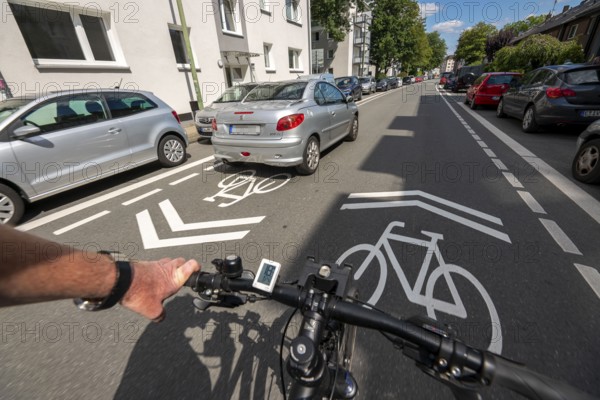 Bicycle road, cyclists have priority over car traffic, new cycle routes through Essen, here in the