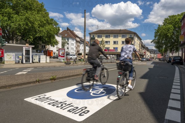Bicycle road, cyclists have priority over car traffic, new cycle routes through Essen, here in the