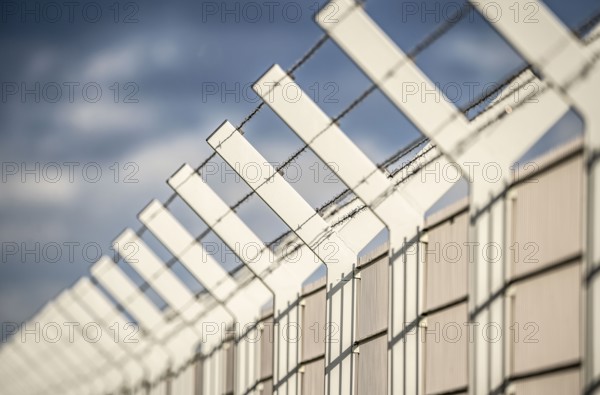 Fence, security fence, with barbed wire Y-crown, Düsseldorf Airport