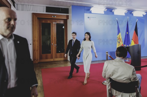 (R-L) Annalena Bärbock (Alliance 90/The Greens), Federal Foreign Minister, and Mihai Popsoi,