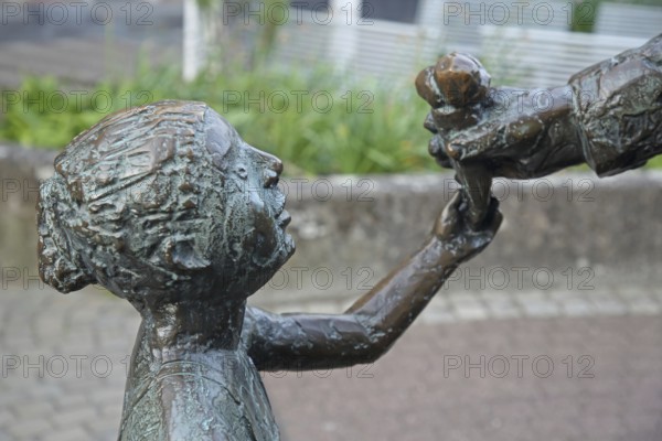Sculpture ice-cream seller, girl, head, face, joy, pleasure, bronze, sale, sell, ice-cream,