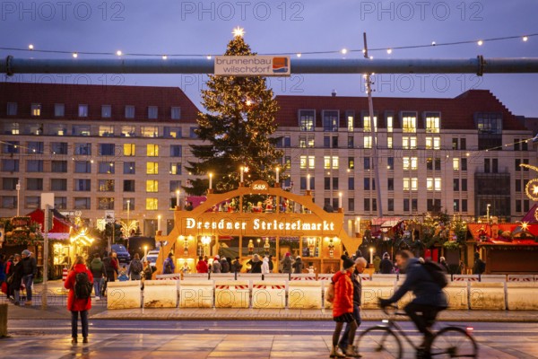 A few days in front of the opening of the Dresden Striezelmarkt, a lighting test was carried out