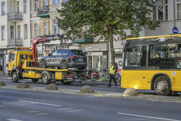 BVG tows away parking offenders in the bus lane, main street, Schöneberg, Tempelhof-Schöneberg,