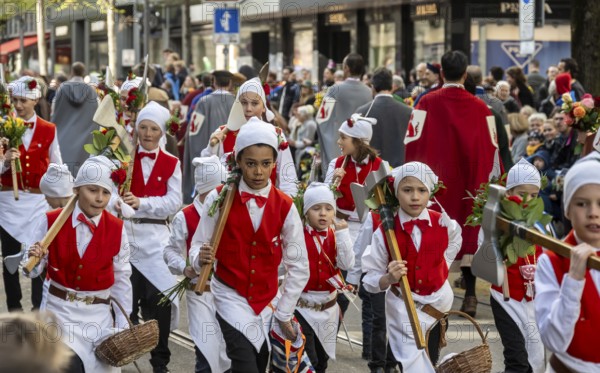 Parade of historically costumed guild members, Zunft zum Widder, Sechseläuten or Sächsilüüte,