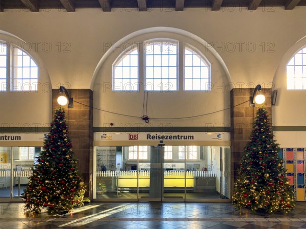Deutsche Bahn, DB Travel Centre, ticket sales, closed, Christmas, Christmas tree, decorated for