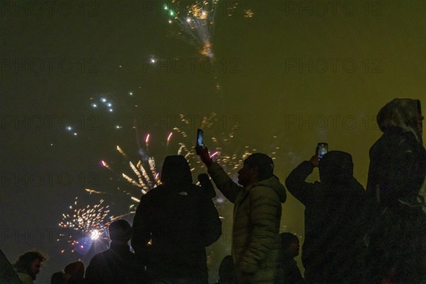 New Year's Eve 2025 on the Elbe promenade in Hamburg, at the harbour, on the Elbe, fire brigade of