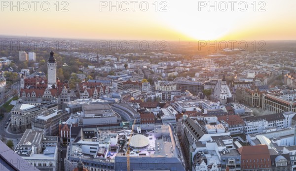 View of the city from the City Tower with evening sun, Neues Rathaus, Johannapark, Petersbogen and