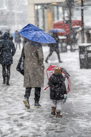 Winter weather, heavy snowfall, city centre traffic, passers-by in the snow, Essen, North