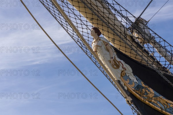 Figure of the crowd, one of the titanic muses in Greek mythology, figurehead, steel four-masted