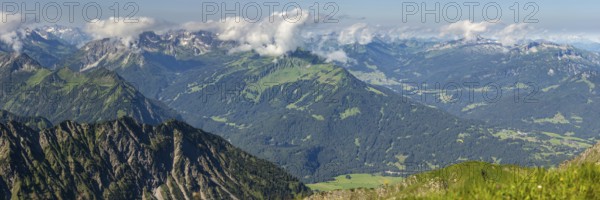Mountain panorama from the Nebelhorn, 2224m, to the southwest to the Hammerspitzen, Kanzelwand,