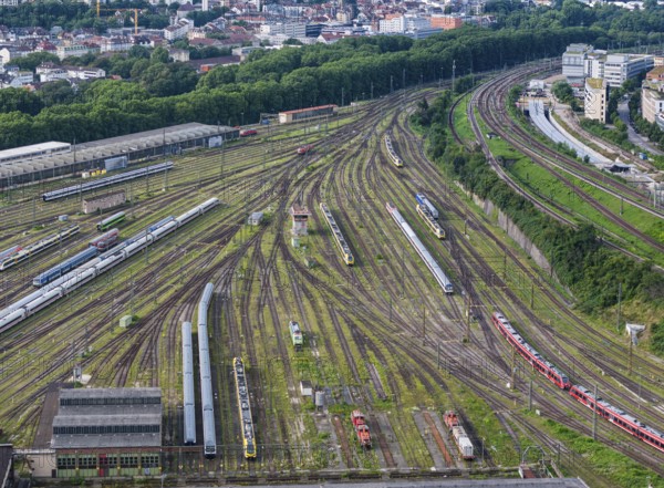 View from Rosenstein stabling yard to Stuttgart main station. Track apron at the main station.