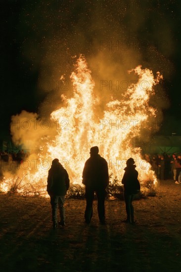 Spectators at a dunning fire at a rally of farmers and peasants against the German government's