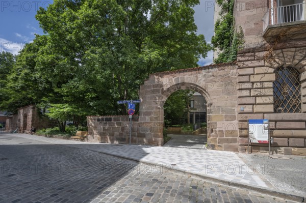 Ruins of the former granary from 1481, called Peststadel, on the right the Pellerhaus, Dr