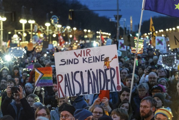 Tens of thousands of people demonstrated against right-wing populism and in favour of democracy at