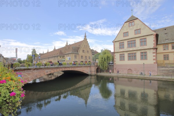 Pont du Corbeau over the River Ill, Musée historique, Historical Museum and Ancienne douane, Old