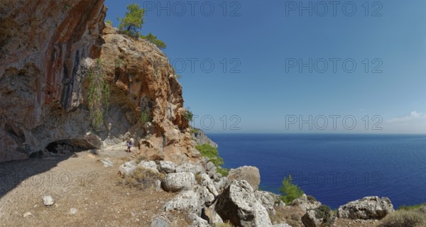 Entrance to Limniatis Cave with a view of the blue sea, hike from Aperi to Limniatis Cave,