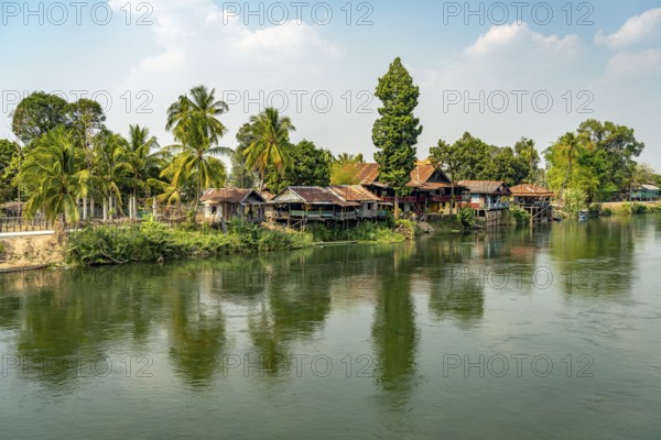 Stilt houses on the Mekong River on Don Det Island, Si Phan Don, Champasak Province, Laos, Asia