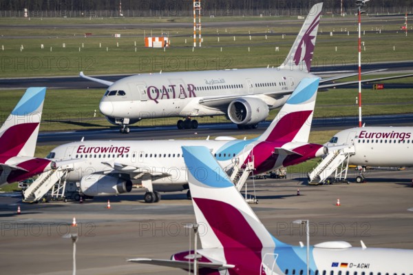 Qatar Boeing 787, Dreamliner aircraft after landing at Düsseldorf Airport, main runway 05R/23L,