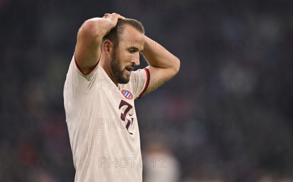 Harry Kane FC Bayern Munich FCB (09) disappointed after missing a chance, Champions League, Allianz