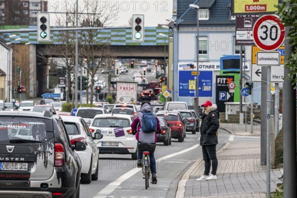 30 km/h zone on Herner Straße in Bochum Riemke to keep the air clean, ban on lorries driving