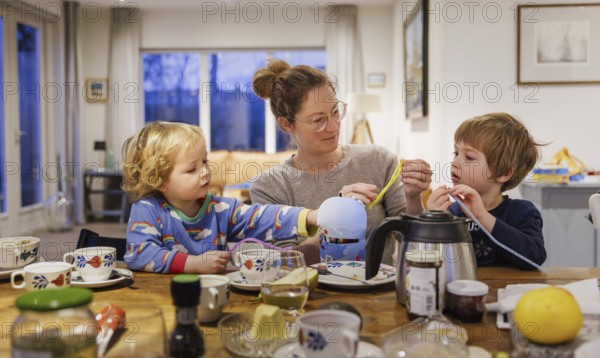 Mother with two children at the table, Oostkapelle, 25.01.2024