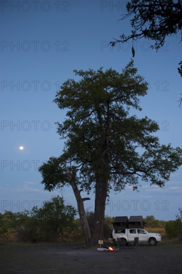 Campfire romance with roof tent and off-road jeep, safari, camping, camping site, fire, campfire,