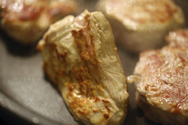 Fry the fillet of beef in a pan