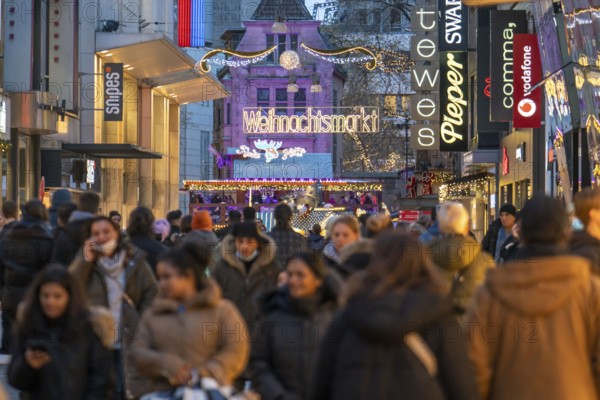 Pre-Christmas time in Dortmund, pedestrian zone, shopping street Westenhellweg, many people go