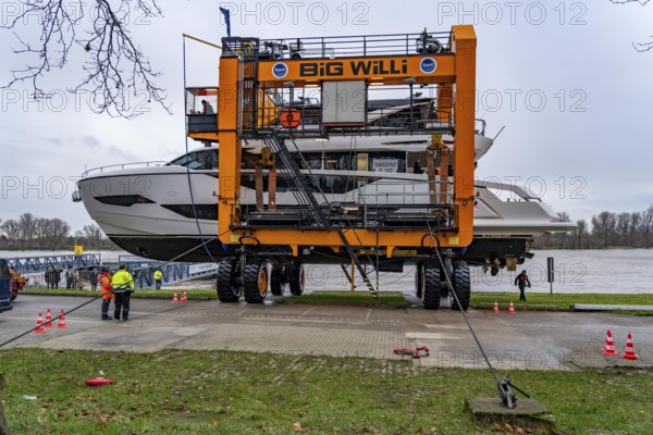 Craning the €6.3 million Sunseeker 88Y motor yacht, weighing 82 tonnes, in preparation for the