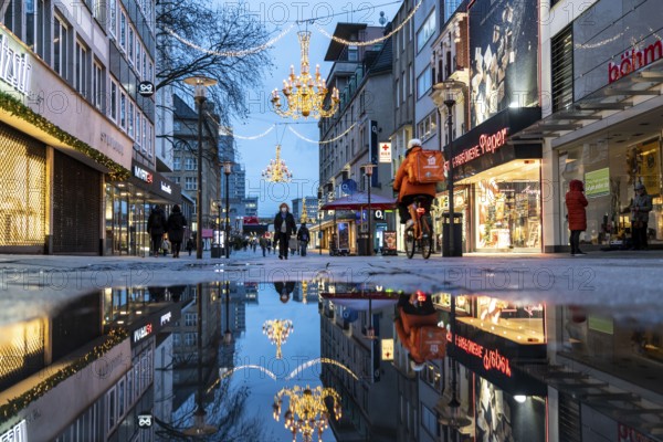 Christmas lockdown in the Corona crisis, empty shopping street, closed shops, hardly any