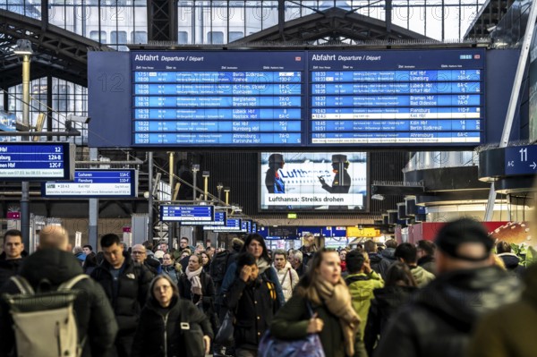 Display boards at Hamburg central station, evening rush hour, in front of another GDL, train driver