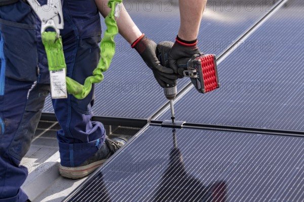 Installation of solar modules on the roof of a commercial enterprise, over 400 photovoltaic modules