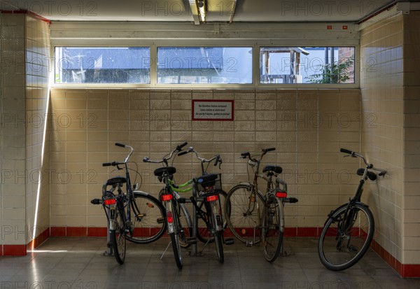 Interior photo, Nordbahnhof S-Bahn station on the former demarcation line of the inner-German