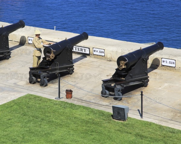 Saluting Battery guns, Upper Barrakka Gardens, Valletta, Malta, Europe