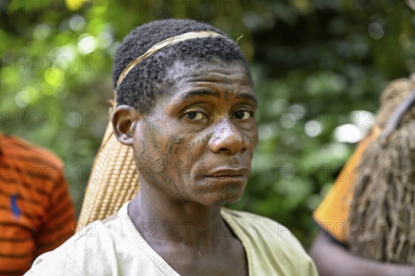 Pygmy woman of the Baka or BaAka people with a basket, Dzanga-Sangha Special Dense Forest Reserve,