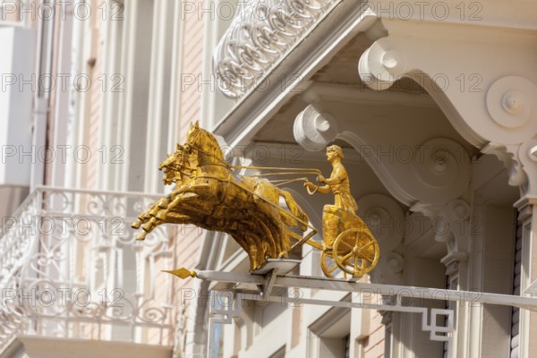Quadriga as decoration on the façade of the Bockeler confectionery and pastry shop in the Lange