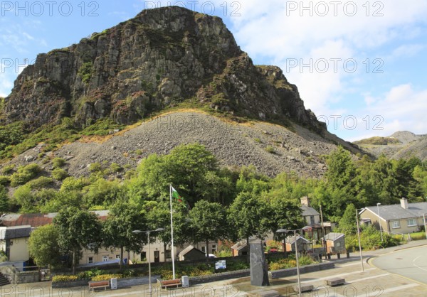 Housing beneath scree slopes of mountainside, Blaenau Ffestiniog, Gwynedd, north Wales, UK