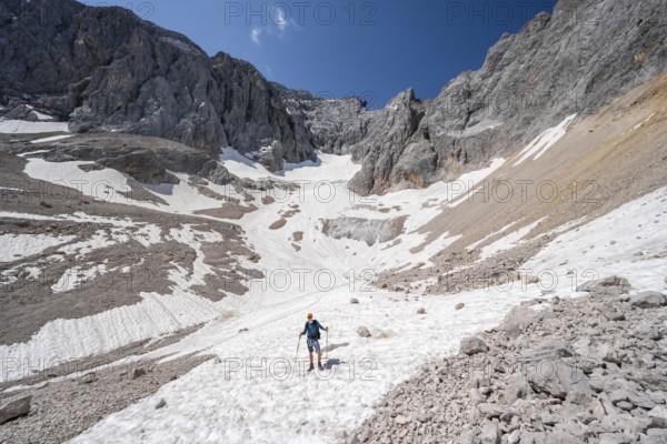 Mountaineer on a snowfield, mountain basin with glacier remnant of the Höllentalferner, Höllental,