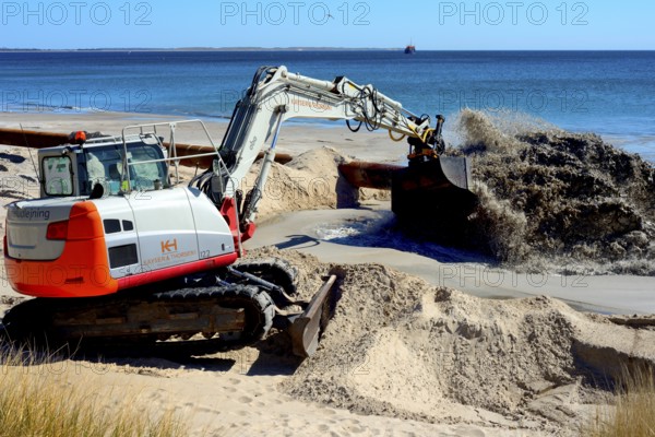 Renaturation, Repair of erosion-damaged beach. Sand is sucked up from the seabed and pumped via