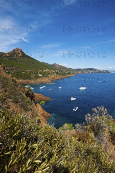 Coast and red rocks, Massif de l'Esterel, Esterel Mountains, Département Var, Région