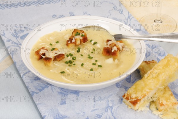 Baden cuisine, South German cuisine, Baden onion soup with crackers, croutons, pieces of bread