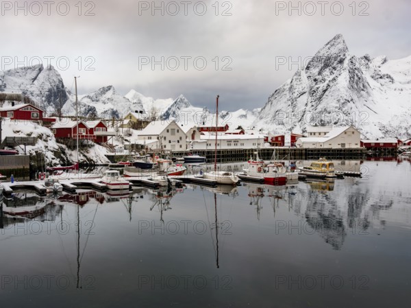 Hamnoy harbour, snowy mountains in the background, Hamnøy, Reine, Moskenesøya, Lofoten, Norway,